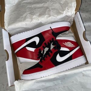 Air Jordan 1 Mid Woman’s Chicago Color-Way